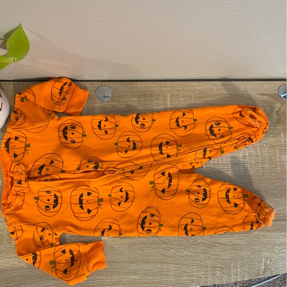 Pumpkin Footed Onesie Pajamas - Carters - 6 months - Picture 3 of 4